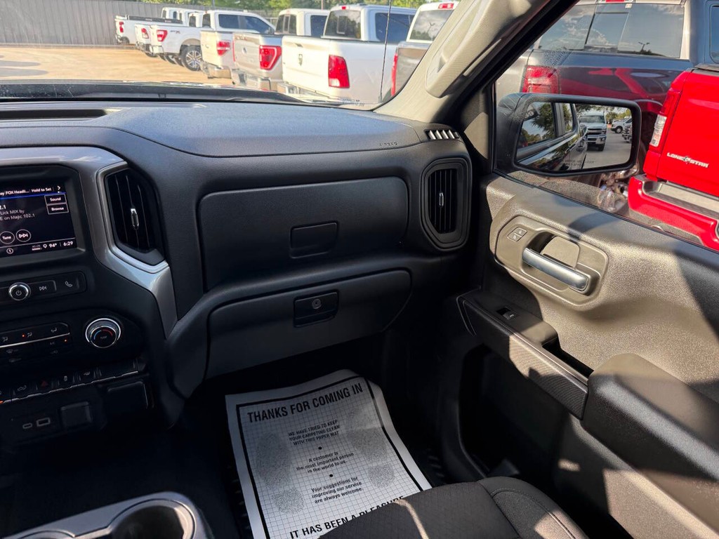 Chevrolet Silverado 1500 Vehicle Full-screen Gallery Image 21