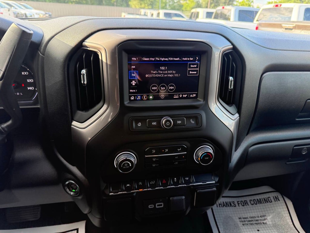 Chevrolet Silverado 1500 Vehicle Full-screen Gallery Image 24