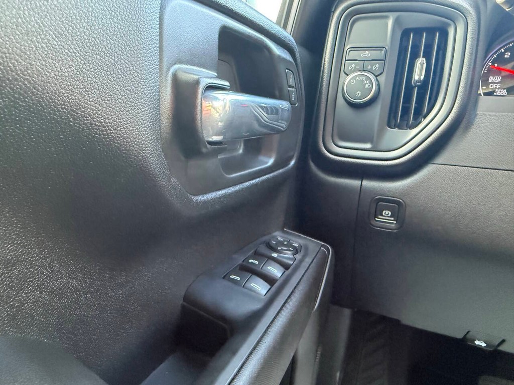 Chevrolet Silverado 1500 Vehicle Full-screen Gallery Image 31