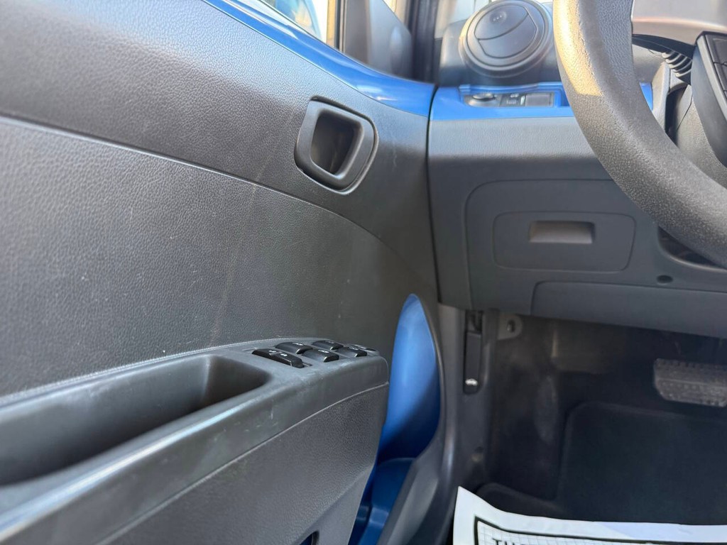 Chevrolet Spark Vehicle Full-screen Gallery Image 30
