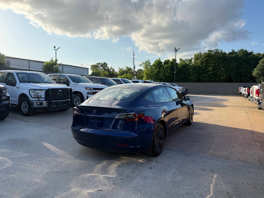 Tesla Model 3 Vehicle Full-screen Gallery Image 05