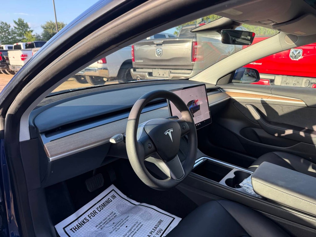 Tesla Model 3 Vehicle Full-screen Gallery Image 06
