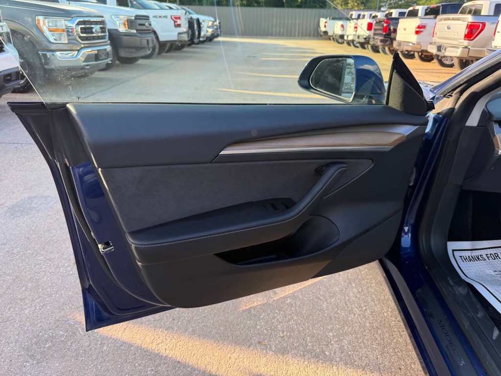 Tesla Model 3 Vehicle Full-screen Gallery Image 08