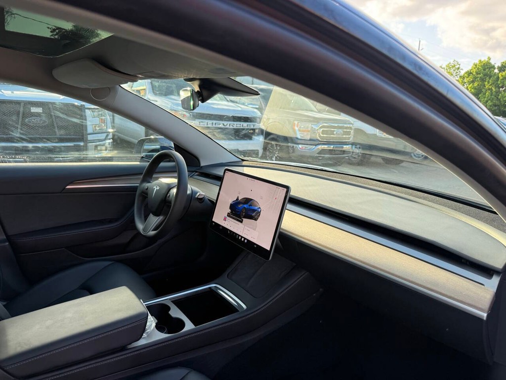 Tesla Model 3 Vehicle Full-screen Gallery Image 09