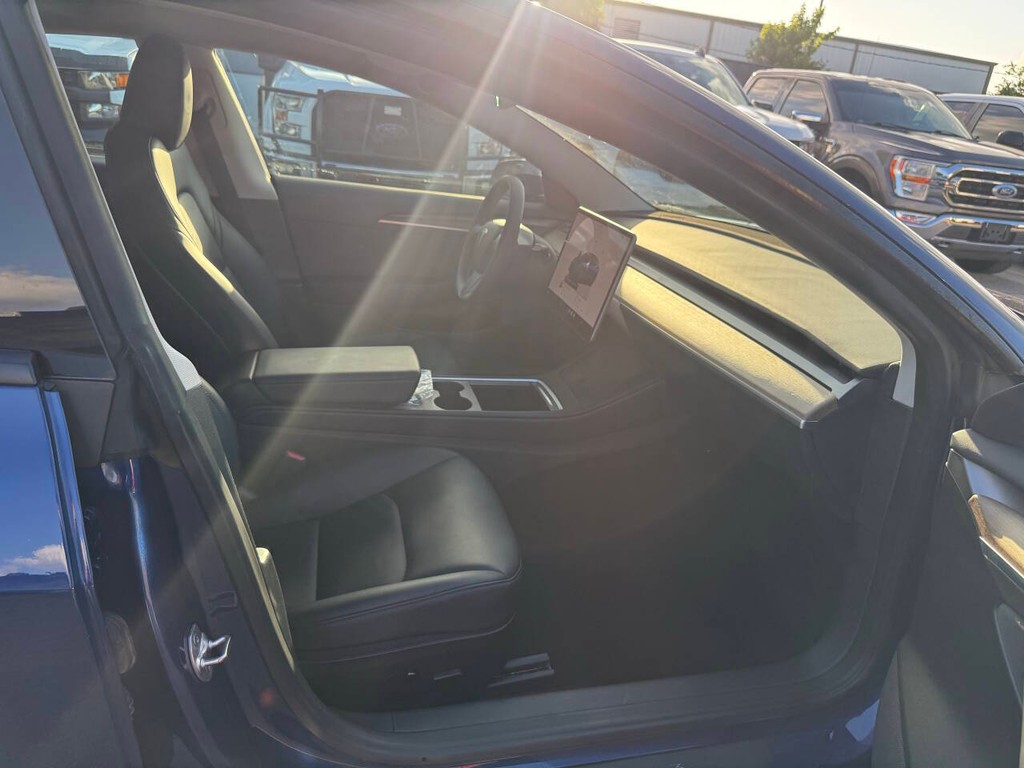 Tesla Model 3 Vehicle Full-screen Gallery Image 10