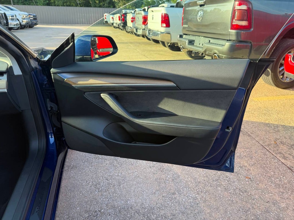 Tesla Model 3 Vehicle Full-screen Gallery Image 11