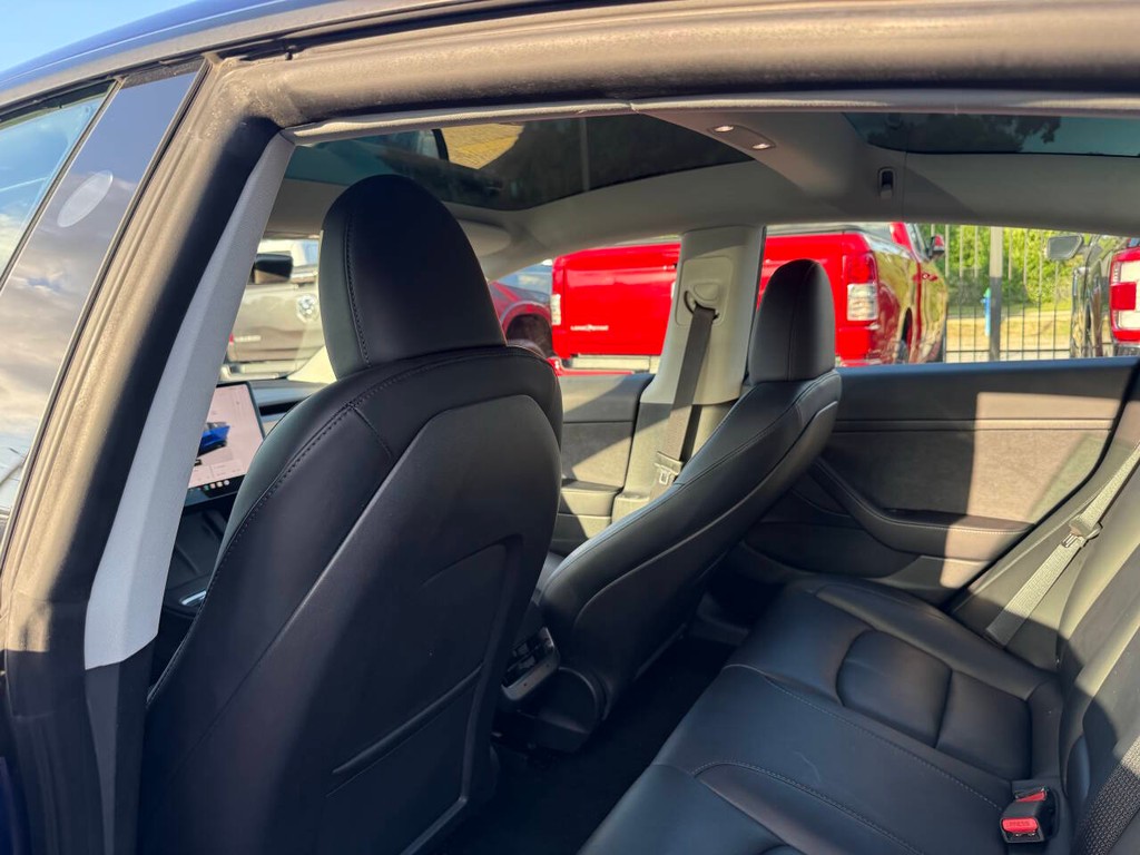 Tesla Model 3 Vehicle Full-screen Gallery Image 12