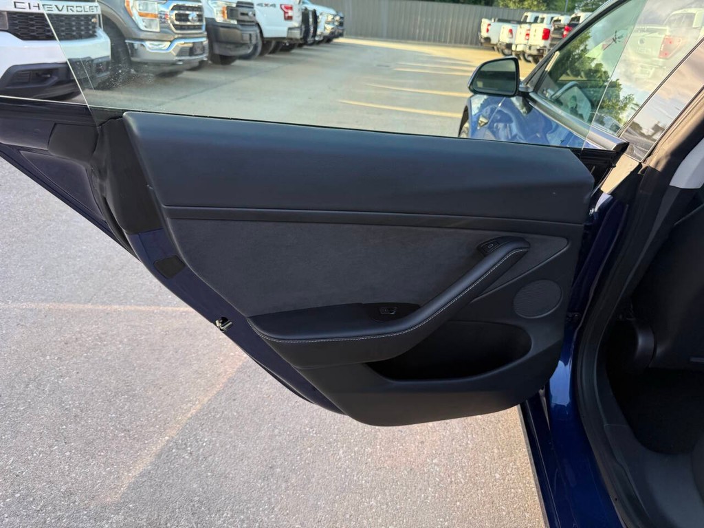Tesla Model 3 Vehicle Full-screen Gallery Image 14