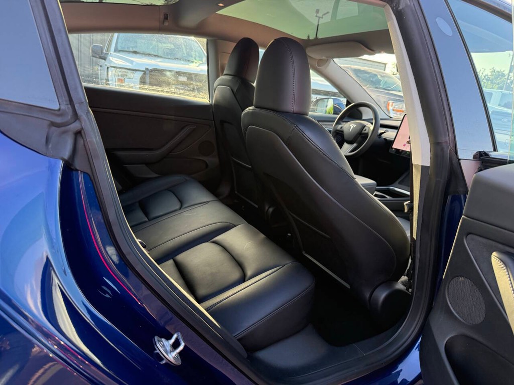 Tesla Model 3 Vehicle Full-screen Gallery Image 15