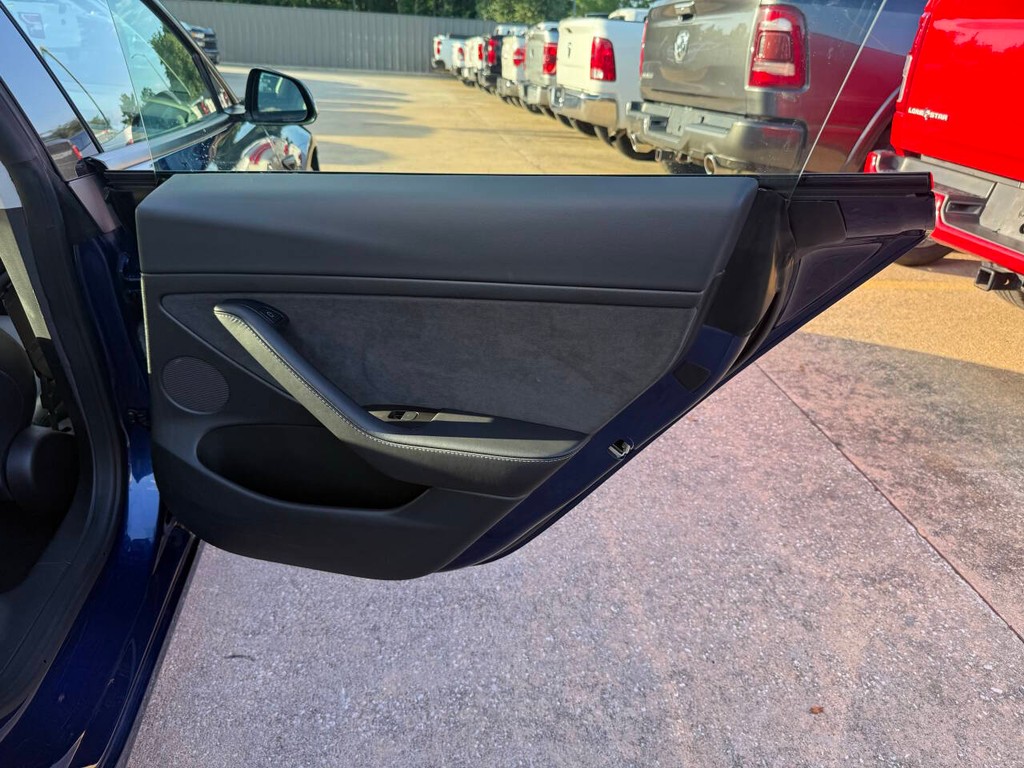 Tesla Model 3 Vehicle Full-screen Gallery Image 16