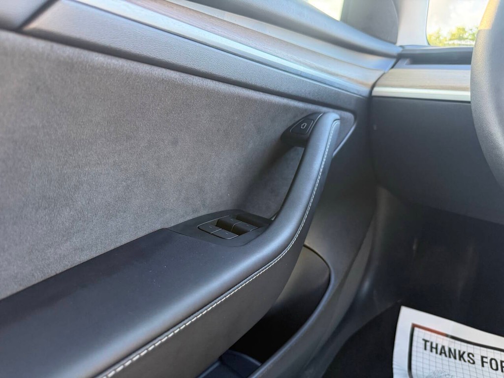 Tesla Model 3 Vehicle Full-screen Gallery Image 30