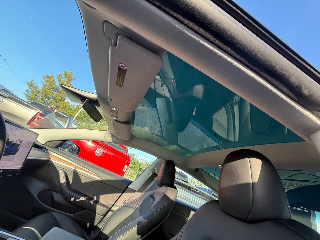 Tesla Model 3 Vehicle Full-screen Gallery Image 31