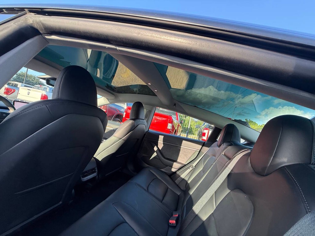 Tesla Model 3 Vehicle Full-screen Gallery Image 32