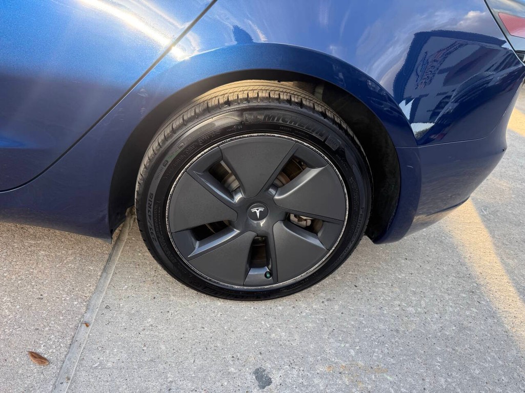 Tesla Model 3 Vehicle Full-screen Gallery Image 33