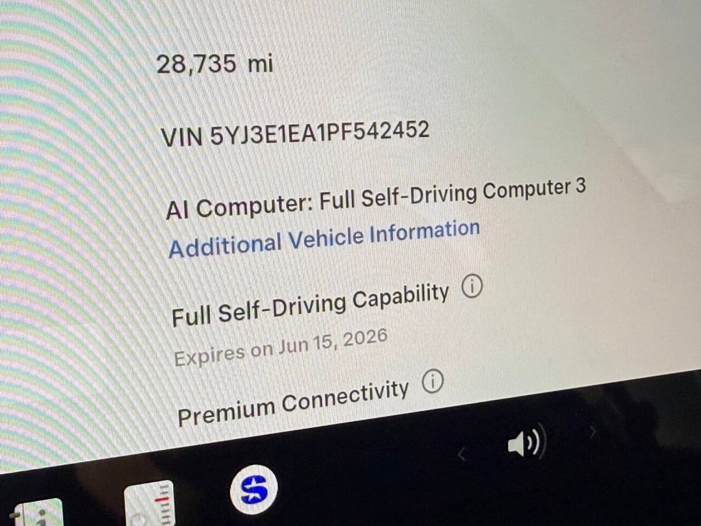 Tesla Model 3 Vehicle Full-screen Gallery Image 36