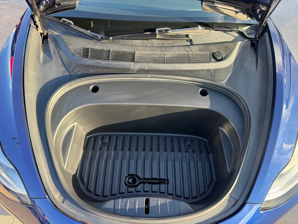 Tesla Model 3 Vehicle Full-screen Gallery Image 38