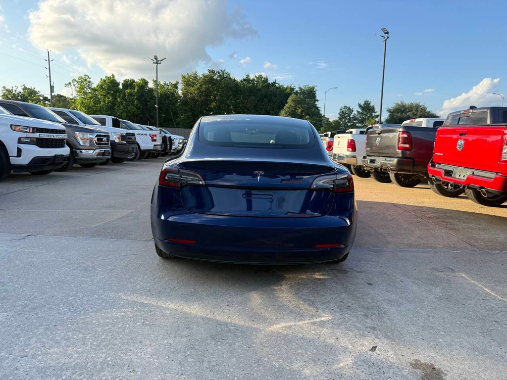 Tesla Model 3 Vehicle Full-screen Gallery Image 40