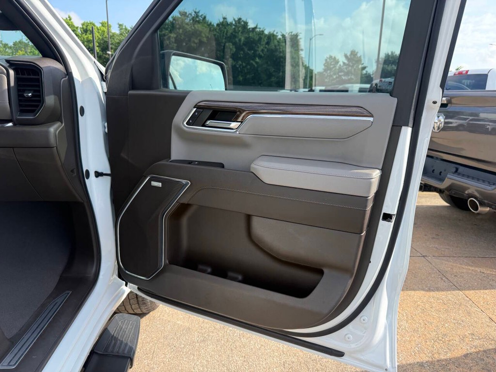 Chevrolet Silverado 1500 Vehicle Full-screen Gallery Image 11
