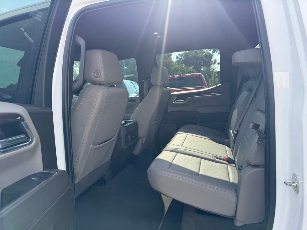 Chevrolet Silverado 1500 Vehicle Full-screen Gallery Image 13