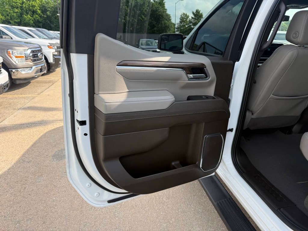 Chevrolet Silverado 1500 Vehicle Full-screen Gallery Image 14