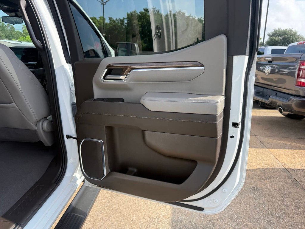 Chevrolet Silverado 1500 Vehicle Full-screen Gallery Image 16