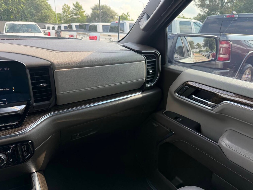 Chevrolet Silverado 1500 Vehicle Full-screen Gallery Image 25