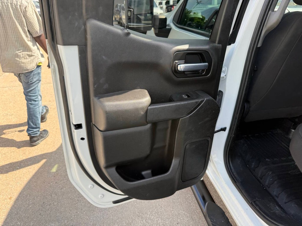 Chevrolet Silverado 1500 Vehicle Full-screen Gallery Image 14