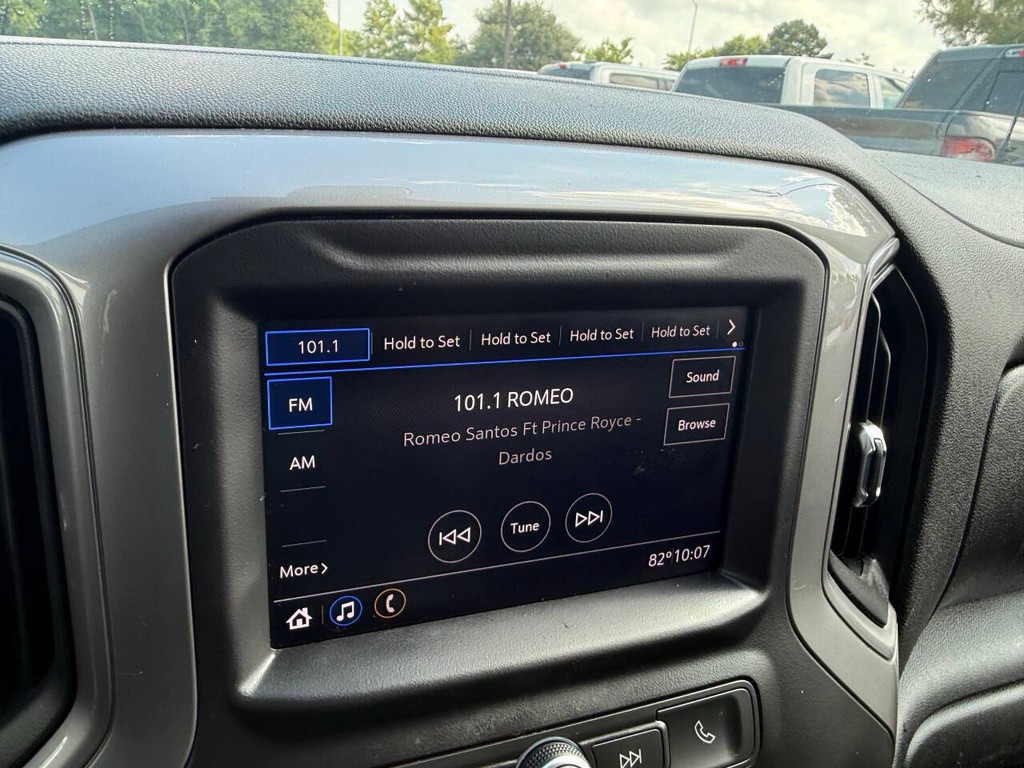Chevrolet Silverado 1500 Vehicle Full-screen Gallery Image 24