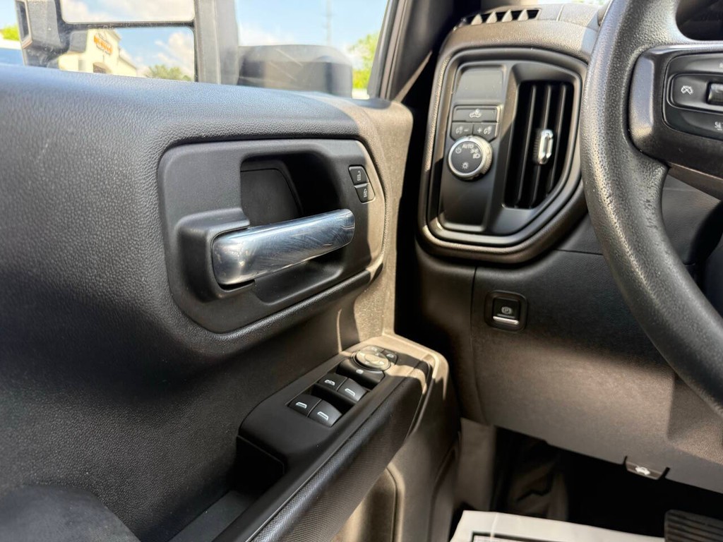 Chevrolet Silverado 1500 Vehicle Full-screen Gallery Image 29