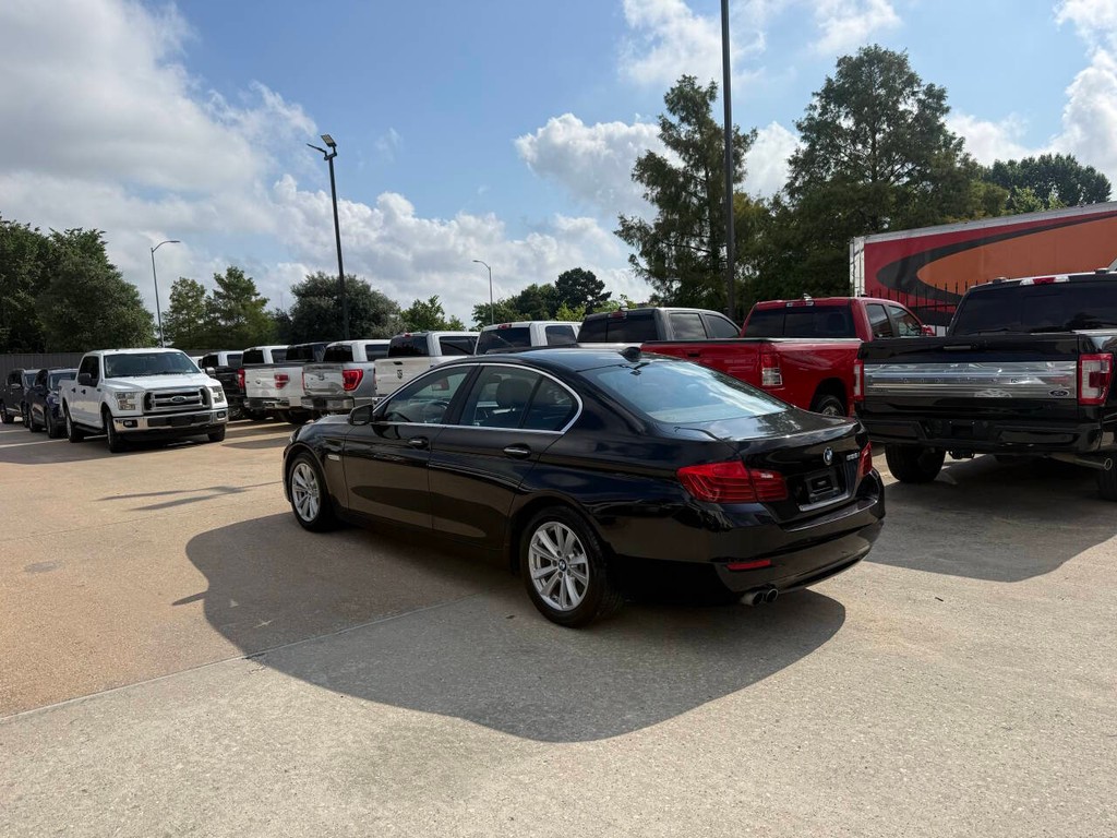 BMW 5 Series Vehicle Full-screen Gallery Image 04