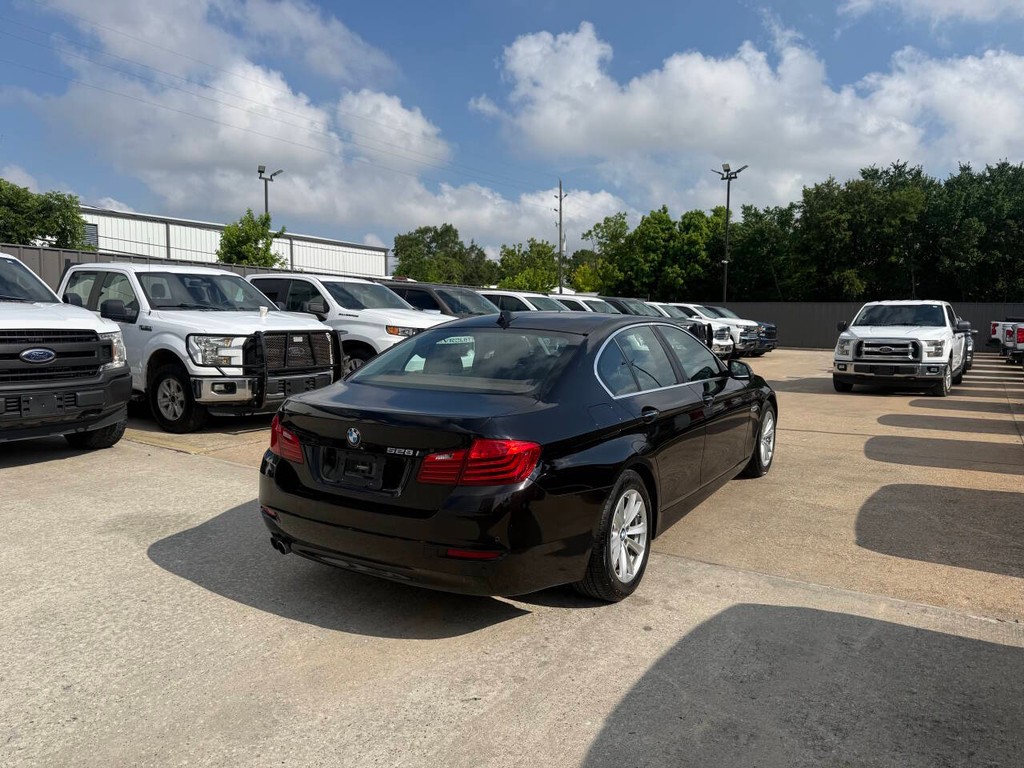BMW 5 Series Vehicle Full-screen Gallery Image 05
