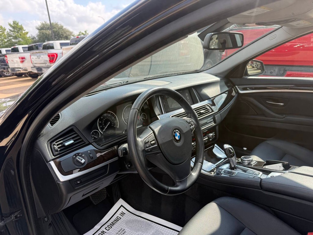 BMW 5 Series Vehicle Full-screen Gallery Image 06