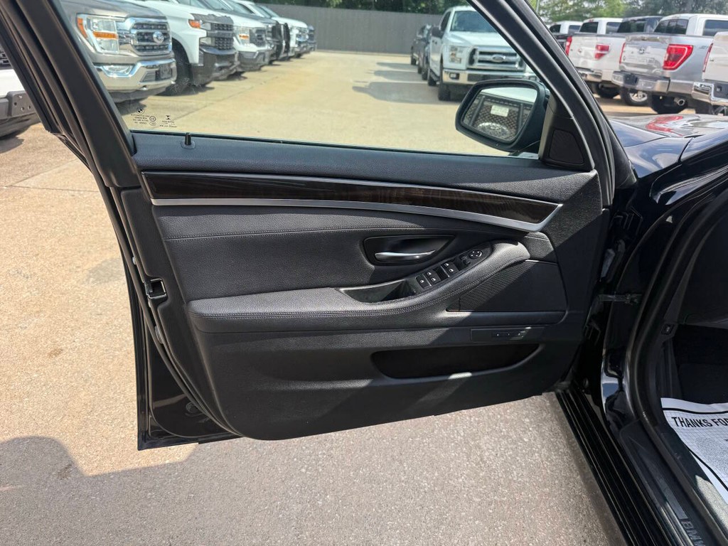 BMW 5 Series Vehicle Full-screen Gallery Image 08