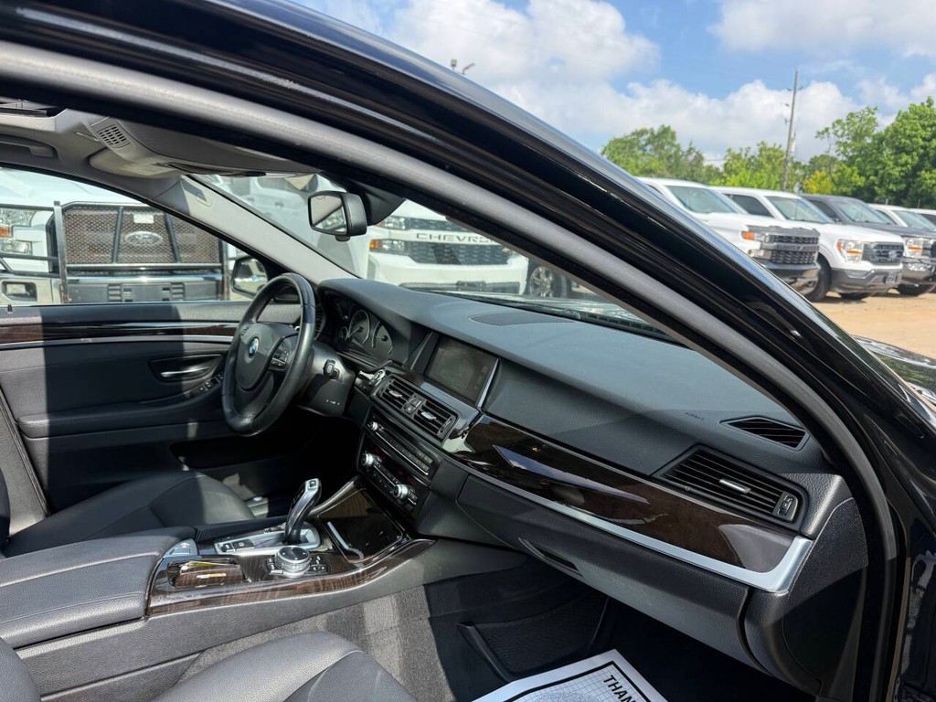 BMW 5 Series Vehicle Full-screen Gallery Image 09