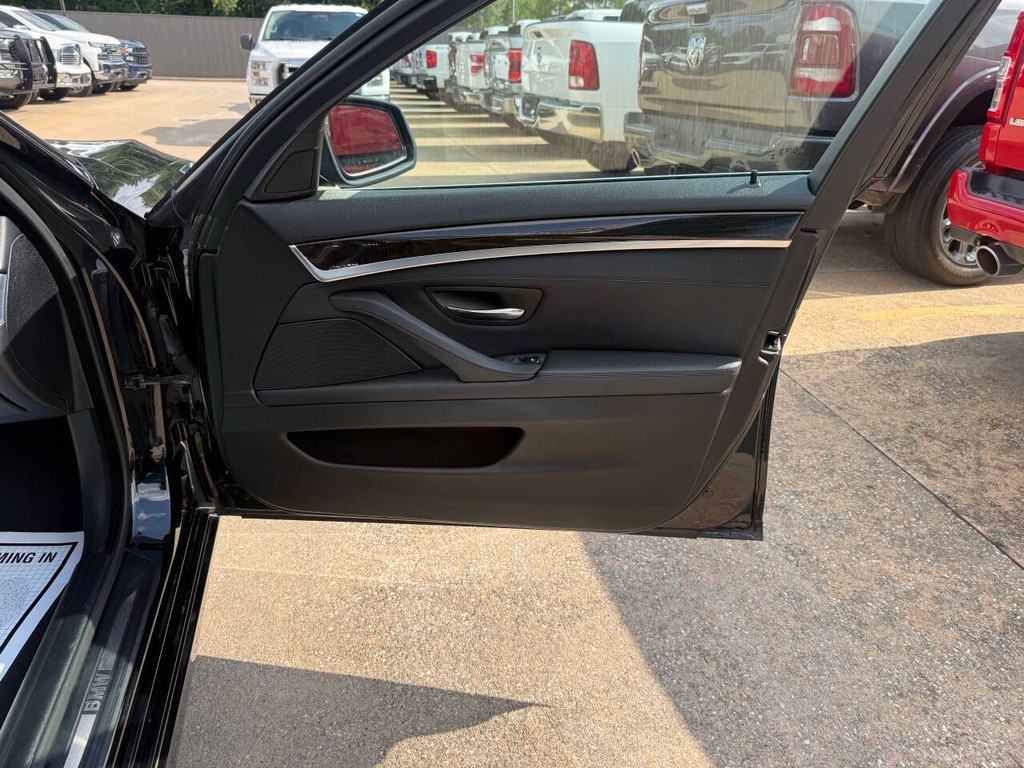 BMW 5 Series Vehicle Full-screen Gallery Image 11