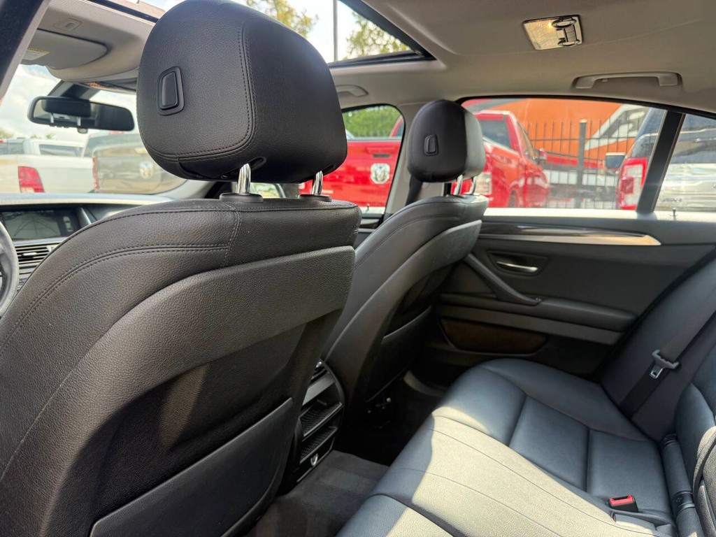 BMW 5 Series Vehicle Full-screen Gallery Image 12