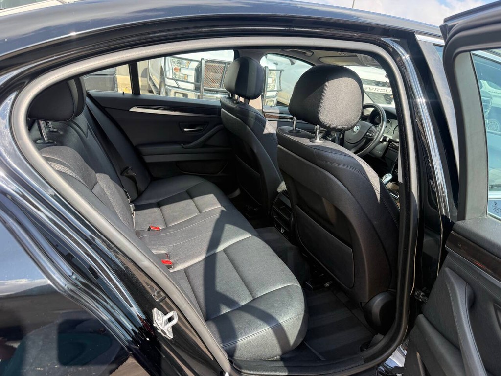 BMW 5 Series Vehicle Full-screen Gallery Image 15