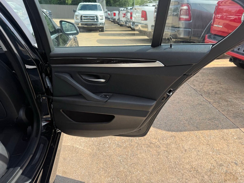 BMW 5 Series Vehicle Full-screen Gallery Image 16