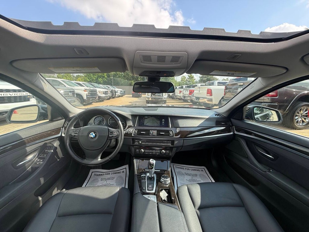 BMW 5 Series Vehicle Full-screen Gallery Image 18