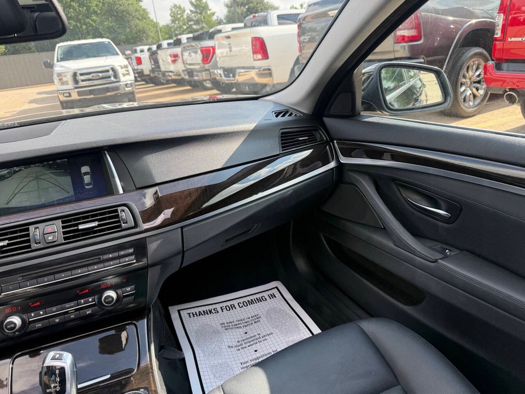 BMW 5 Series Vehicle Full-screen Gallery Image 20