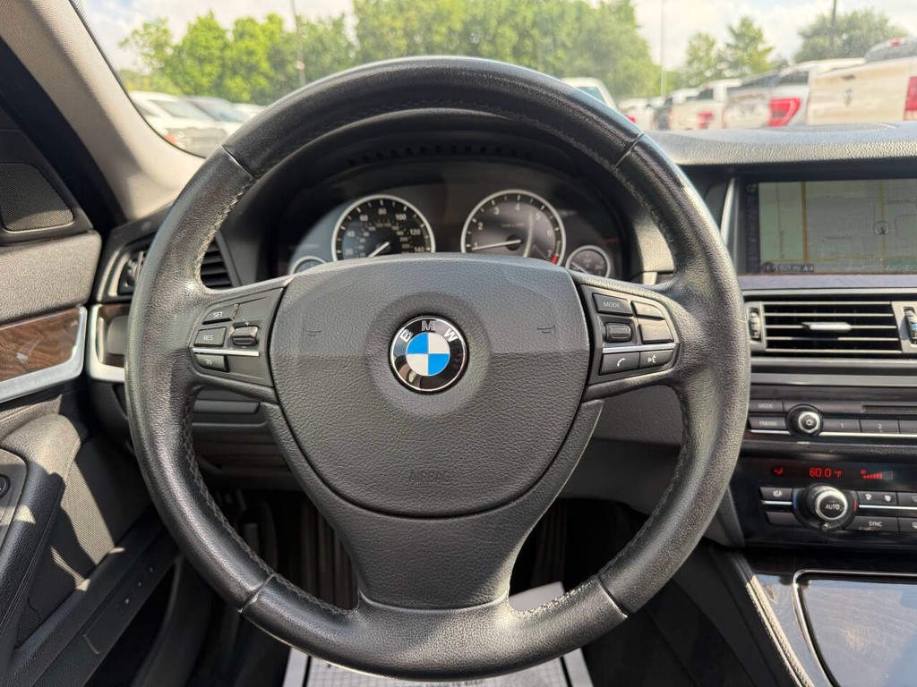 BMW 5 Series Vehicle Full-screen Gallery Image 22