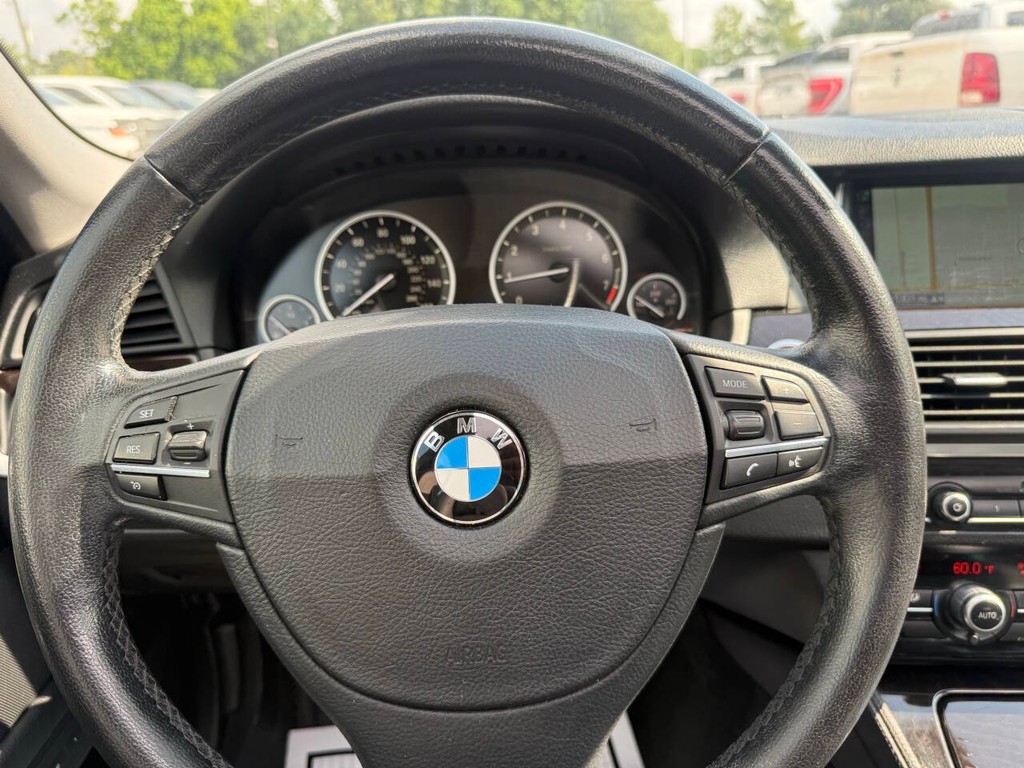 BMW 5 Series Vehicle Full-screen Gallery Image 23