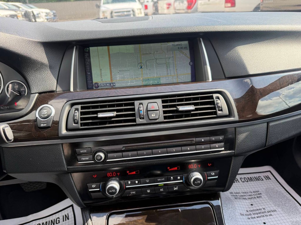 BMW 5 Series Vehicle Full-screen Gallery Image 24