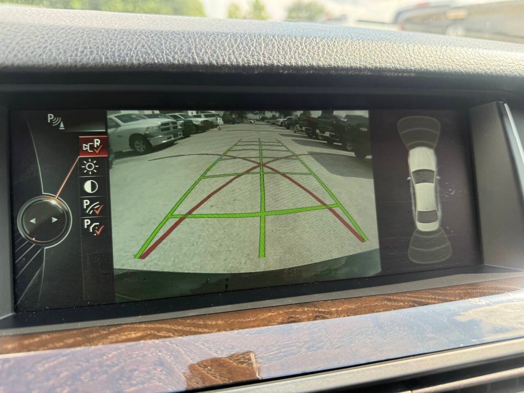 BMW 5 Series Vehicle Full-screen Gallery Image 26