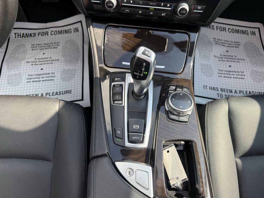 BMW 5 Series Vehicle Full-screen Gallery Image 28