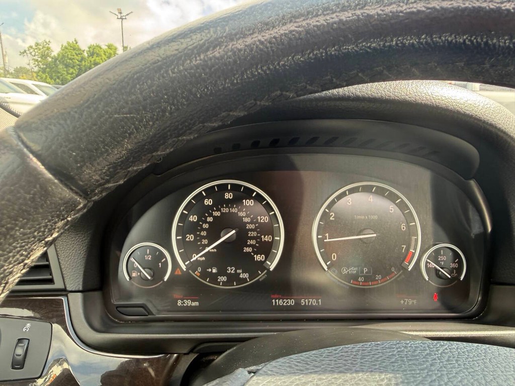 BMW 5 Series Vehicle Full-screen Gallery Image 31