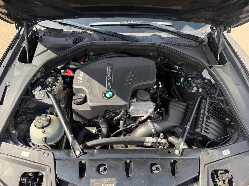 BMW 5 Series Vehicle Full-screen Gallery Image 33