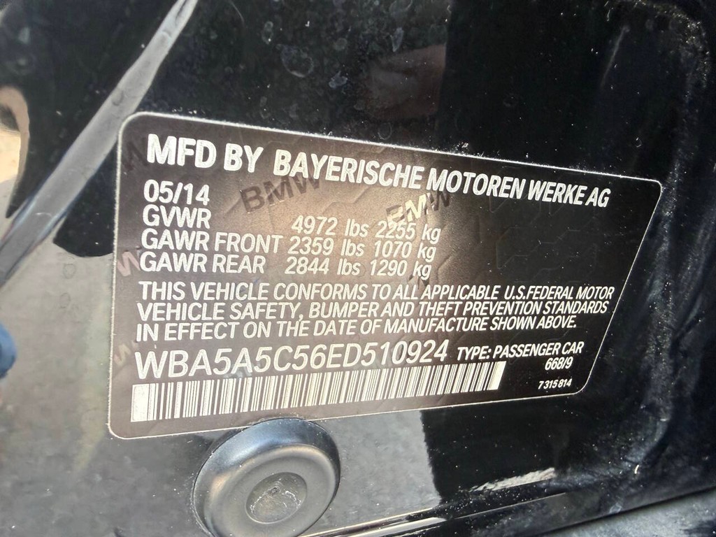 BMW 5 Series Vehicle Full-screen Gallery Image 34