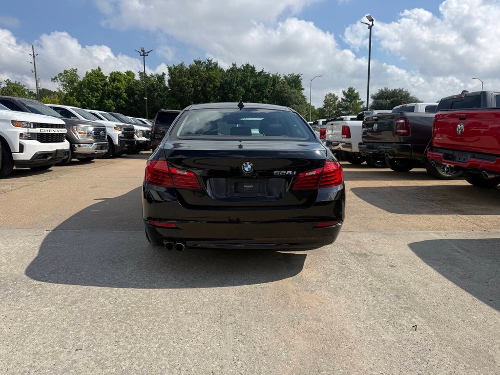 BMW 5 Series Vehicle Full-screen Gallery Image 37