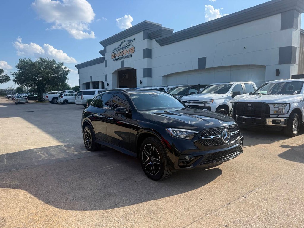 Mercedes-Benz GLC Vehicle Full-screen Gallery Image 02